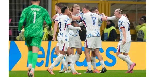 De groet van Erling Haaland is een kroningsceremonie voor het Noorse voetbal De groet van Erling Haaland is een kroningsceremonie voor het Noorse voetbal